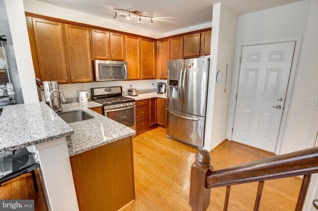 Building Photo - 3009 Chesapeake Dr
