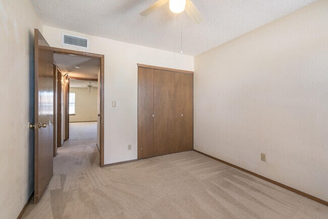 Building Photo - 4652 R L Shoemaker Dr
