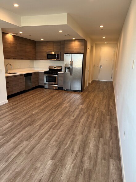 Building Photo - 5327 Hermitage Ave