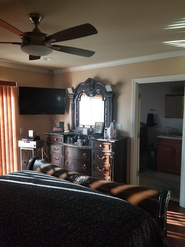Master bedroom - 6302 S Rimpau Blvd