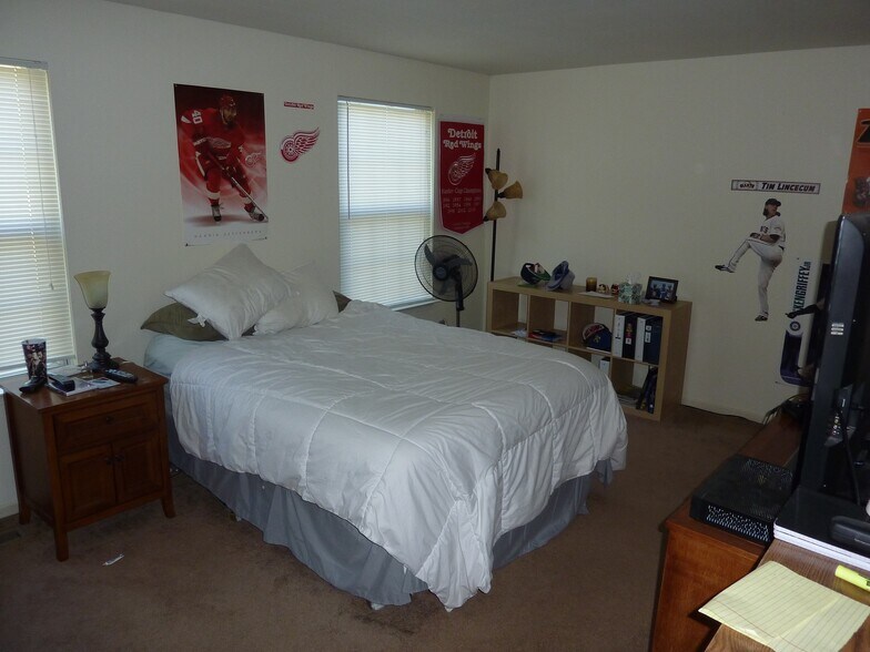 Rear Large Bedroom - 2 Maple Dr