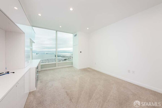 Building Photo - 425 1st St