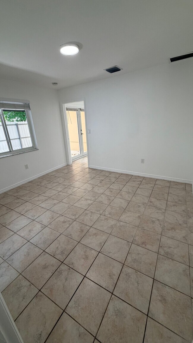 Building Photo - 2712 SW 118th Ct