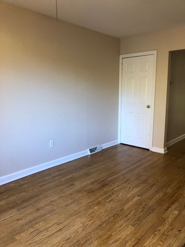 Building Photo - Welcome to 807 E 28th St!