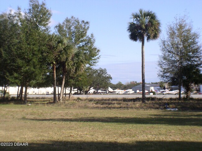 Building Photo - 8 Taxiway Lindy Loop