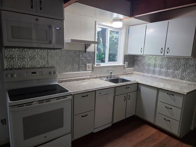 Building Photo - Charming 3-Bed, 2-Bath Home in Peaceful Tw...