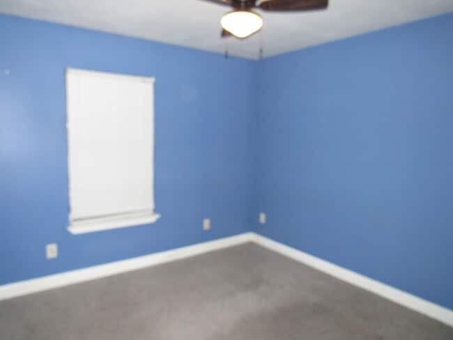 Building Photo - Close to schools, shopping & hospitals!