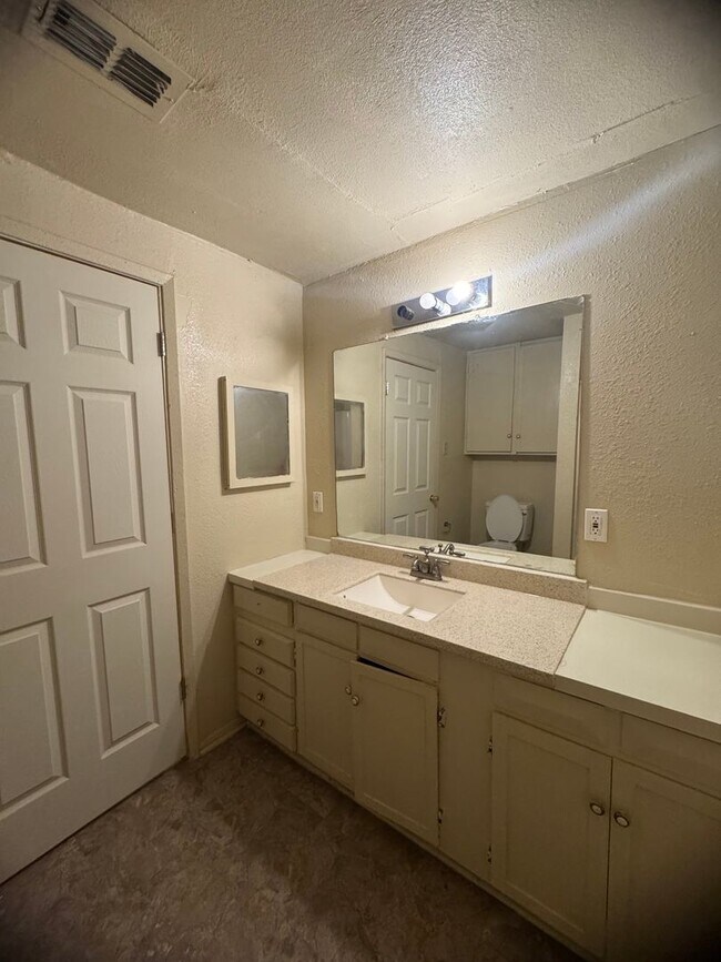 Building Photo - Spacious home in Clyde