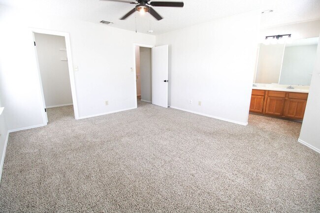 Building Photo - 933 Schertz Pkwy