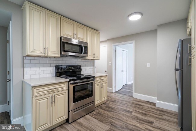 Building Photo - 338 Poplar Ave