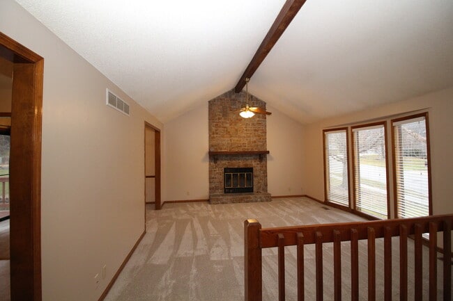Building Photo - Huge 3 Bed 2.5 Bath home Overland Park