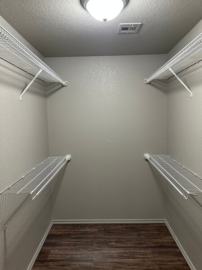 Building Photo - 2004 Cloverdale Ln