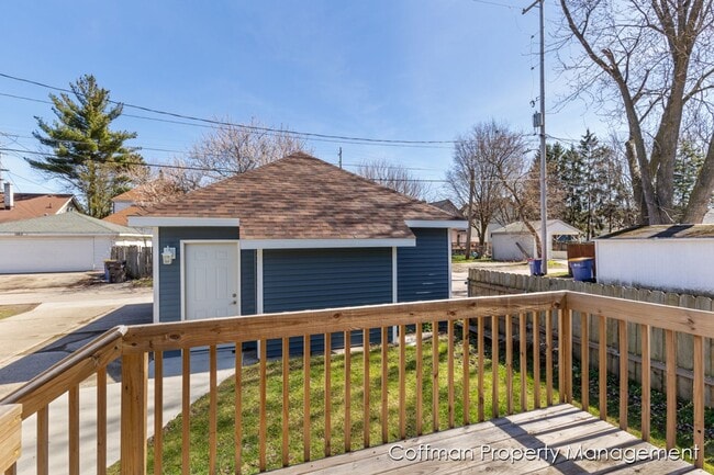 Building Photo - 4 Bed, 2 Full Bath Fully Remodeled Home