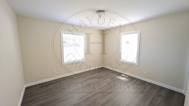 Building Photo - 2 bedroom 1 bath single level home