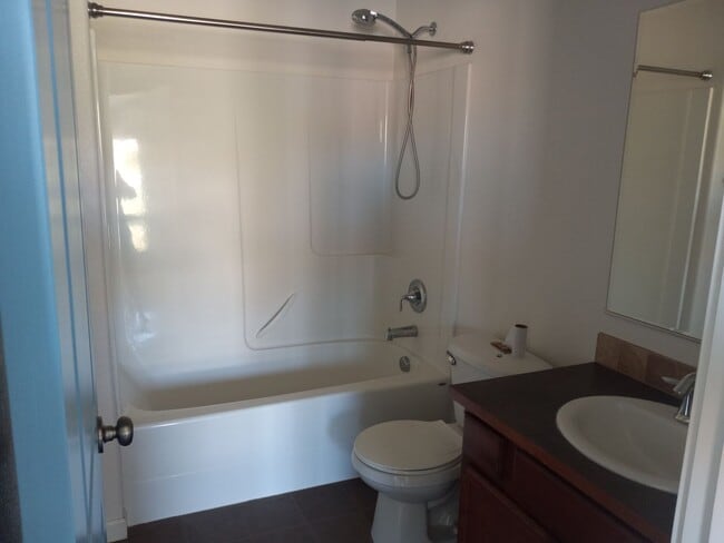 Building Photo - Stylish Comfort in the Heart of Pullman