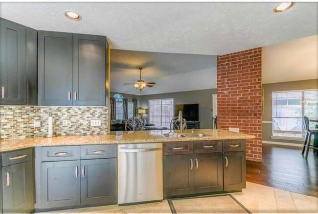 Building Photo - 2025 Sandy Knoll Dr