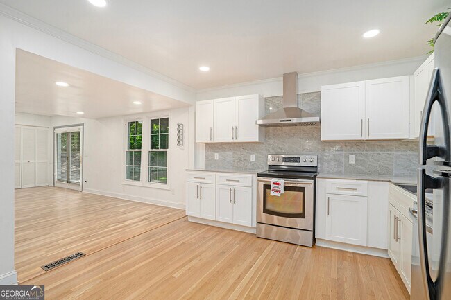 Building Photo - 525 Abernathy Rd NE
