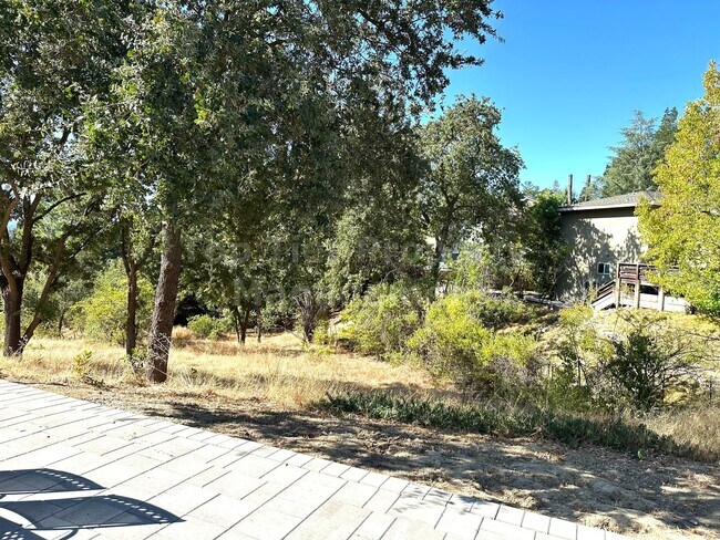 Building Photo - Beautiful 5 Bed, 2 Bath, 2,066 Sqft Pleasa...