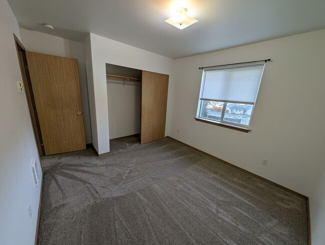 Building Photo - Centrally Located 3 Bedroom Triplex Unit Avail. for Rent - W/S/G paid with rent