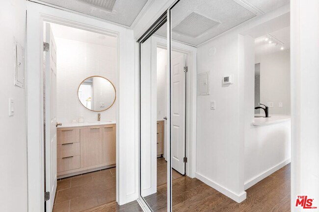 Building Photo - 141 S Clark Dr