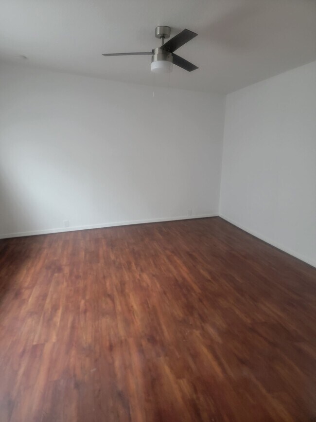 Building Photo - 3303 W Greenridge Dr