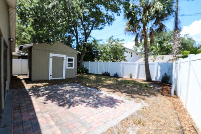 Building Photo - 3 bedroom, 2.5 bathroom home is in a highly sought-after neighborhood in the heart of South Tampa...