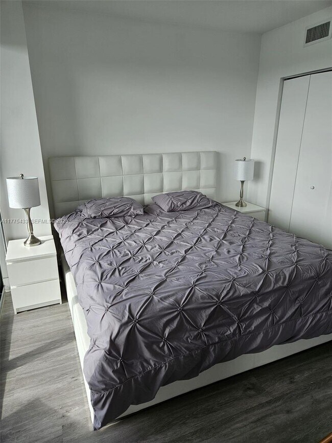 Building Photo - 121 NE 34th St