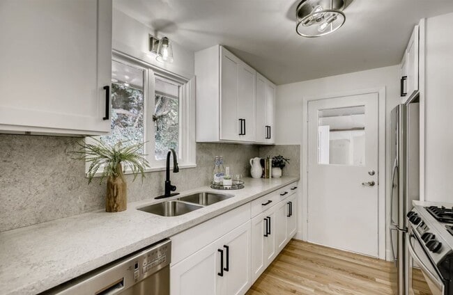 Building Photo - 3Bd/1.75Ba Seattle House