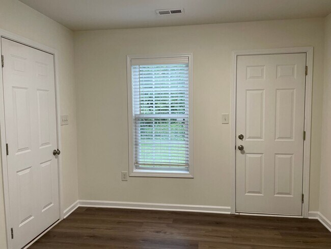 Building Photo - Two Bedroom Townhouse with Bonus Room in Sherrills Ford!