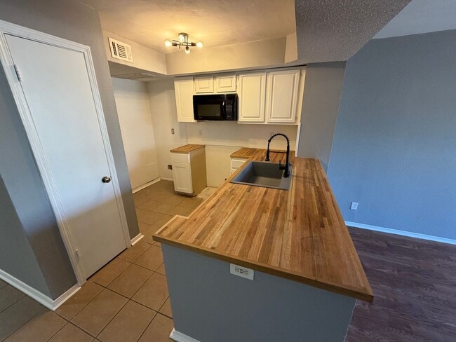 Building Photo - 3414 Country Club Dr W