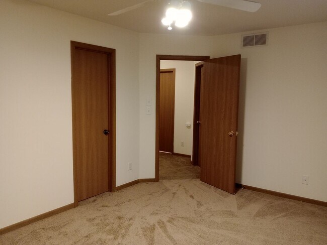 Building Photo - 406 E Liberty Ln