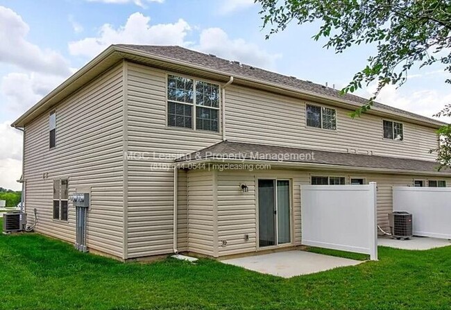 Building Photo - Eagle Creek Luxury Townhome
