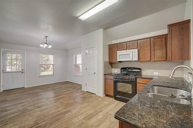 Building Photo - 5800 Silver Screen Dr