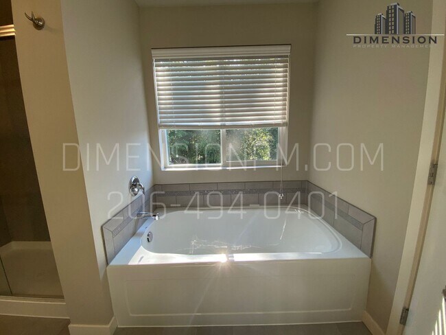 Building Photo - Spacious 4 Bed, 2.5 Bath Home with Garage ...