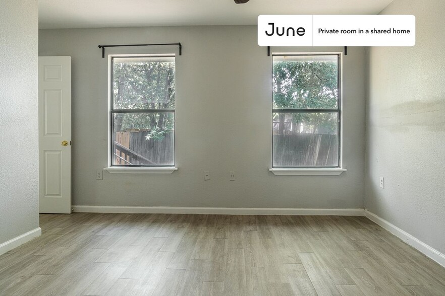 Building Photo - Private bedroom in 3 bed/2 bath Home