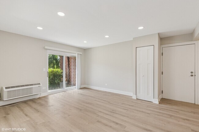 Building Photo - 940 N Lakeside Dr