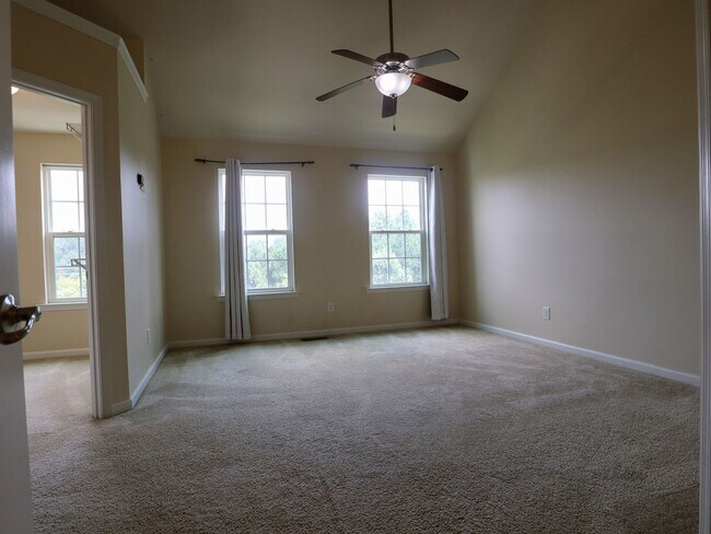 Building Photo - 4BR Corner Townhome in West Broad Village