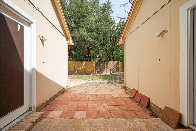 Building Photo - 2339 Loyanne Dr