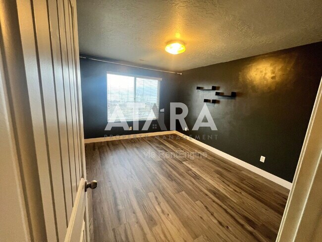 Building Photo - 258 Kestrel Dr