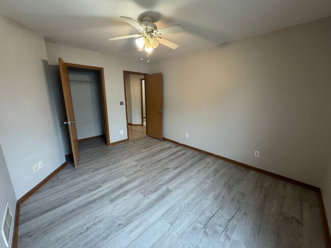 Building Photo - 2 Bedroom 1 bathroom Apartment in Wickliffe