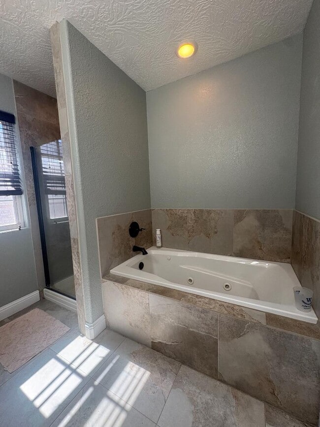 Building Photo - 725 Almond Tree Ln