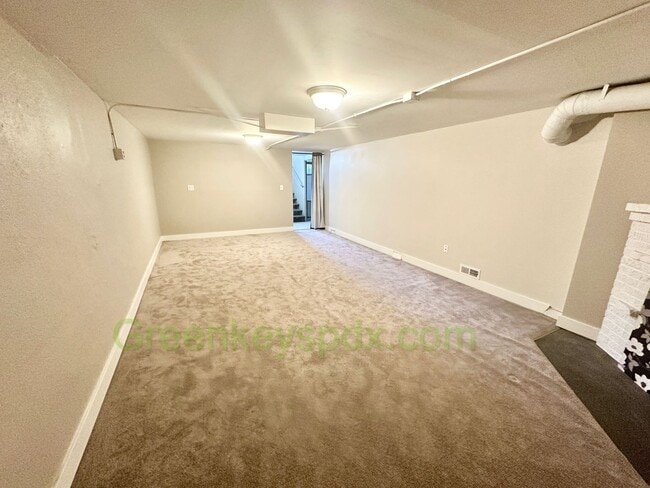 Building Photo - Huge 4 Bedroom 2 Bath House across from Ro...