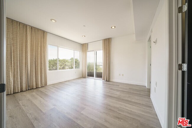 Building Photo - 970 S St Andrews Pl
