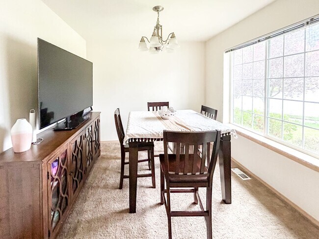 Building Photo - Rambler w/ Daylight Basement!