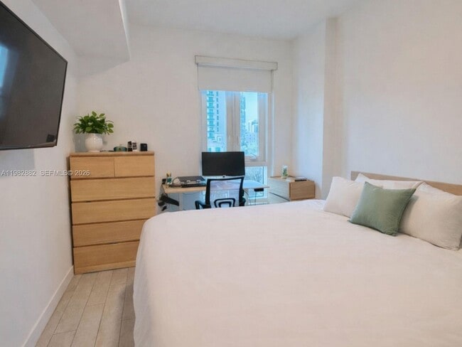 Building Photo - 321 NE 26th St