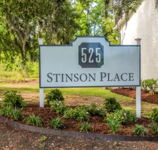 Building Photo - Renovated ~ 2 bedroom / 1.5 Townhome in We...