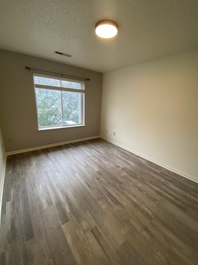 Building Photo - 395