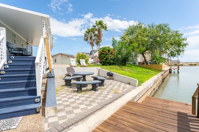 Building Photo - 793 E Oyster Dr