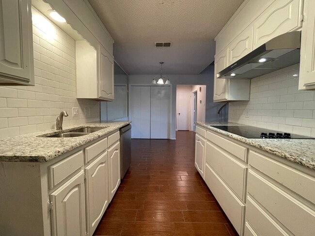 Building Photo - AVAILABLE NOW - 2 Bedroom 1 Bath Two Story...