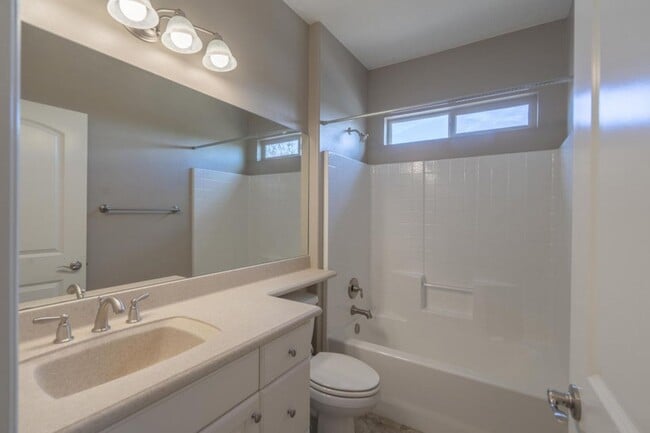 Building Photo - Bright & Beautiful 2 Bedroom Home in Sun R...